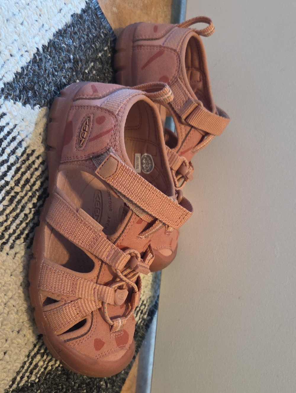 Szie 1 KEEN Kids Rose Pink Closed-Toe Sandals